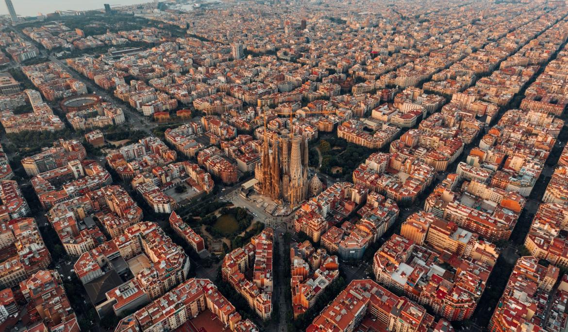 L'Eixample des de l'aire, amb la Sagrada Familia al mig de la imatge