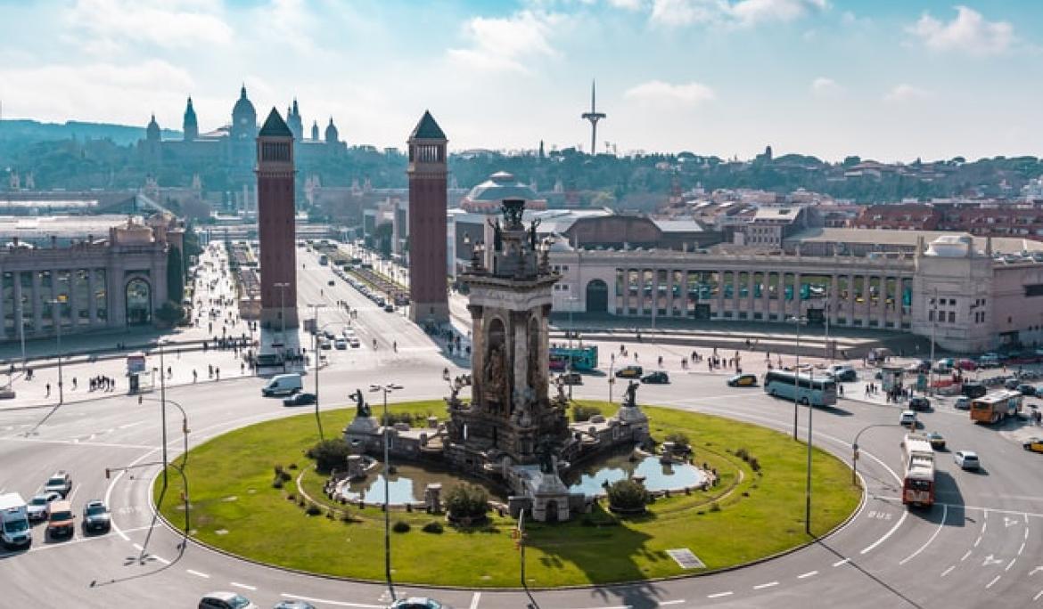Vista de plaça Espanya amb Montjuïc al fons