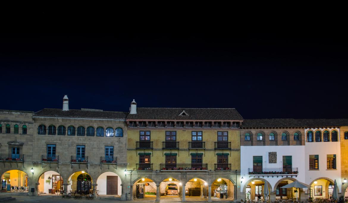 La Plaça Major és una rèplica de la plaça de Riaza (Segovia) / Foto: Z S @kovacsz1 via Unsplash
