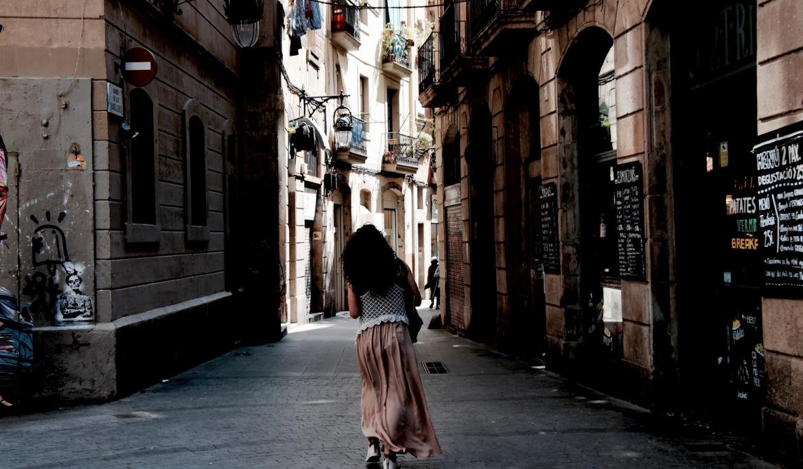 El carrer de les Ramelleres té aquest nom per la seva proximitat a la Rambla de les Flors, ja que era l'únic espai de la ciutat que antigament comptava amb l'autorització per la venda de flors / Foto: Blanche Peulot via Unsplash