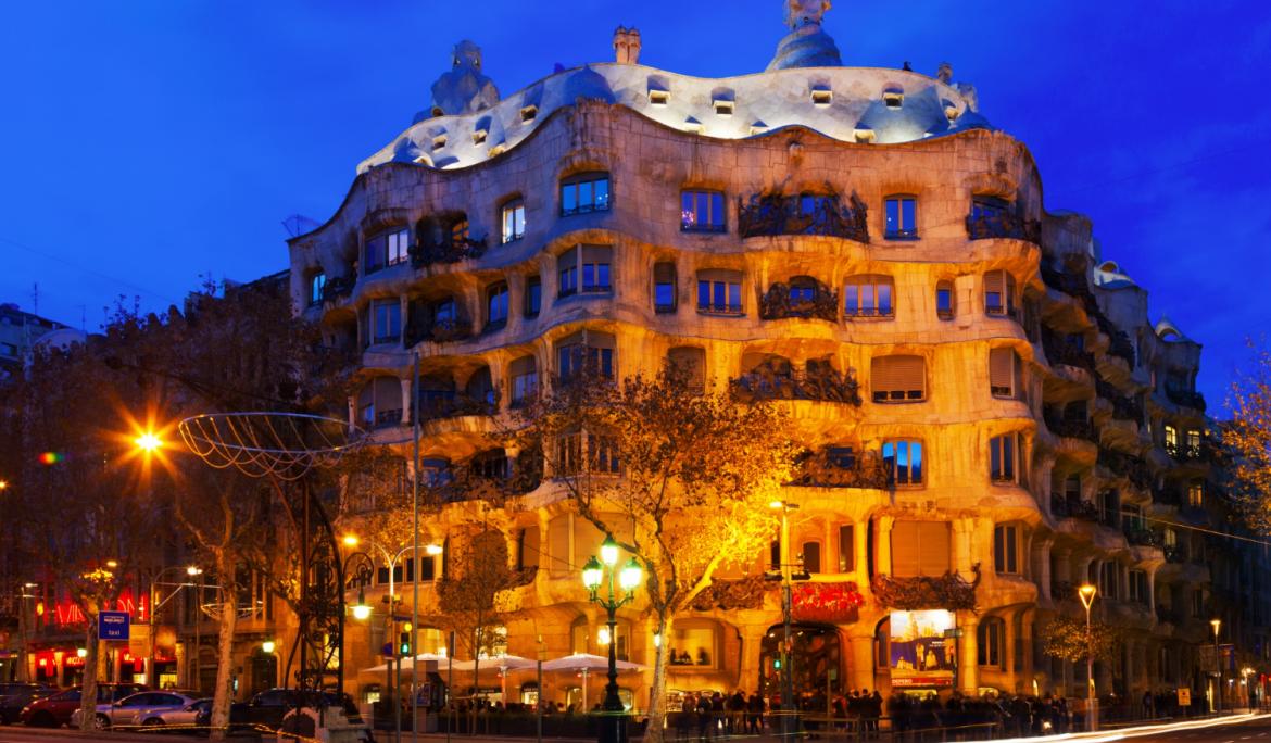La Casa Milà, conocida como La Pedrera, es obra de Antoni Gaudí y fue construida entre el 1906 y 1910 / Foto: Bearfotos via Freepik