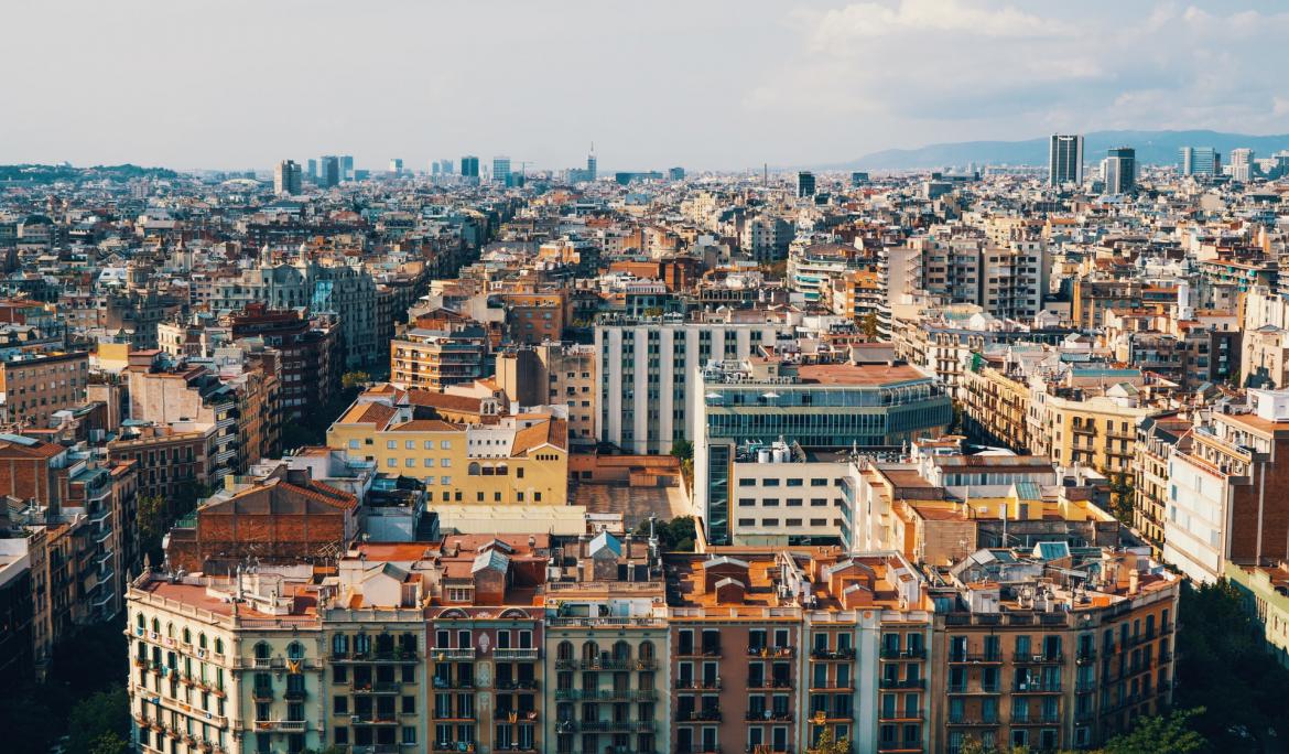 El Eixample es uno de los barrios de moda entre los más jóvenes, gracias a la gran oferta gastronómica que hay por sus calles / Foto: Erwan Hesry via Unsplash