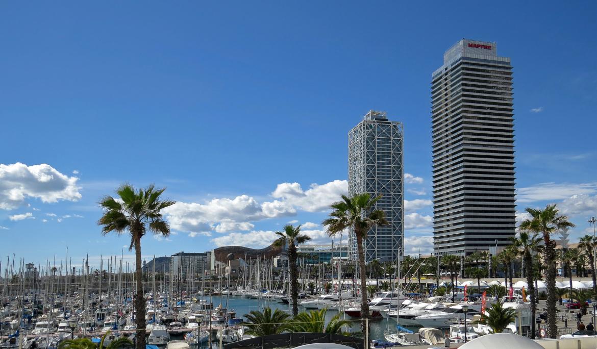 El litoral barcelonino destaca por la infinidad de restaurantes y bares con terraza que lo rodean / Foto: Manuel Torres Garcia via Pexels