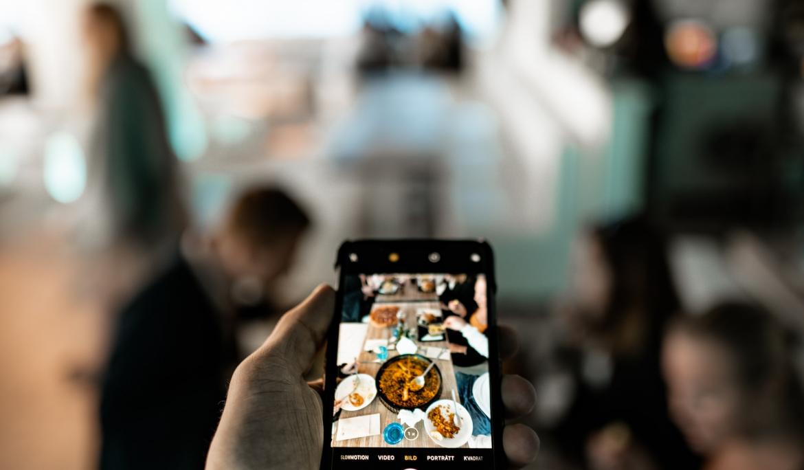 Grupo de amigos comiendo paella / Foto: John Fornander via Unsplash