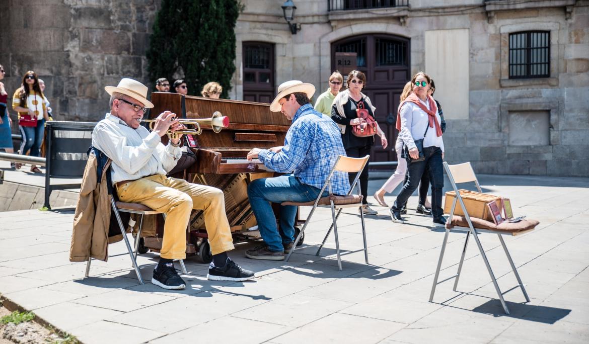 La Plaça Nova de Barcelona s'obre davant l'antiga Porta Praetoria, una de les portes de la ciutat romana / Foto: Richard Hewat via Unsplash