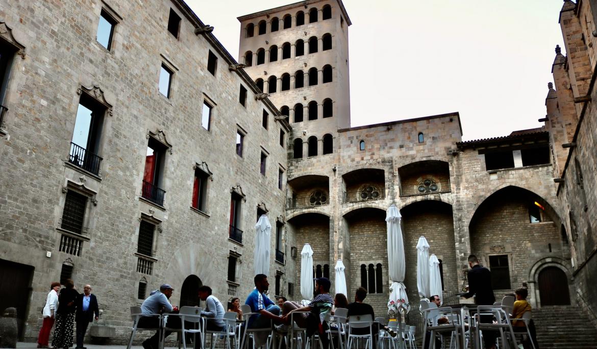 La Plaça del Rei està rodejada d'edificis gòtics i renaixentistes que formen part del conjunt del Palau Reial Major, que va ser residència dels comtes de Barcelona i els reis d'Aragó / Foto: Jorge Fernández Salas via Unsplash