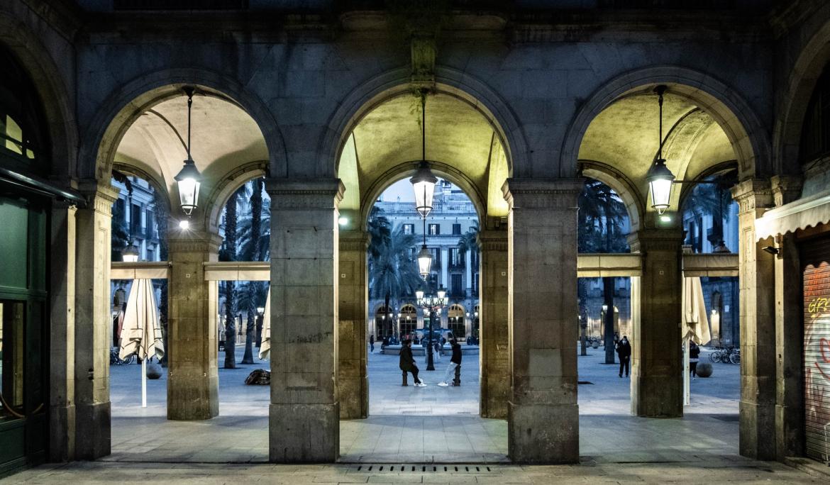 Plaça Reial de nit / Pere Jurado via Unsplash