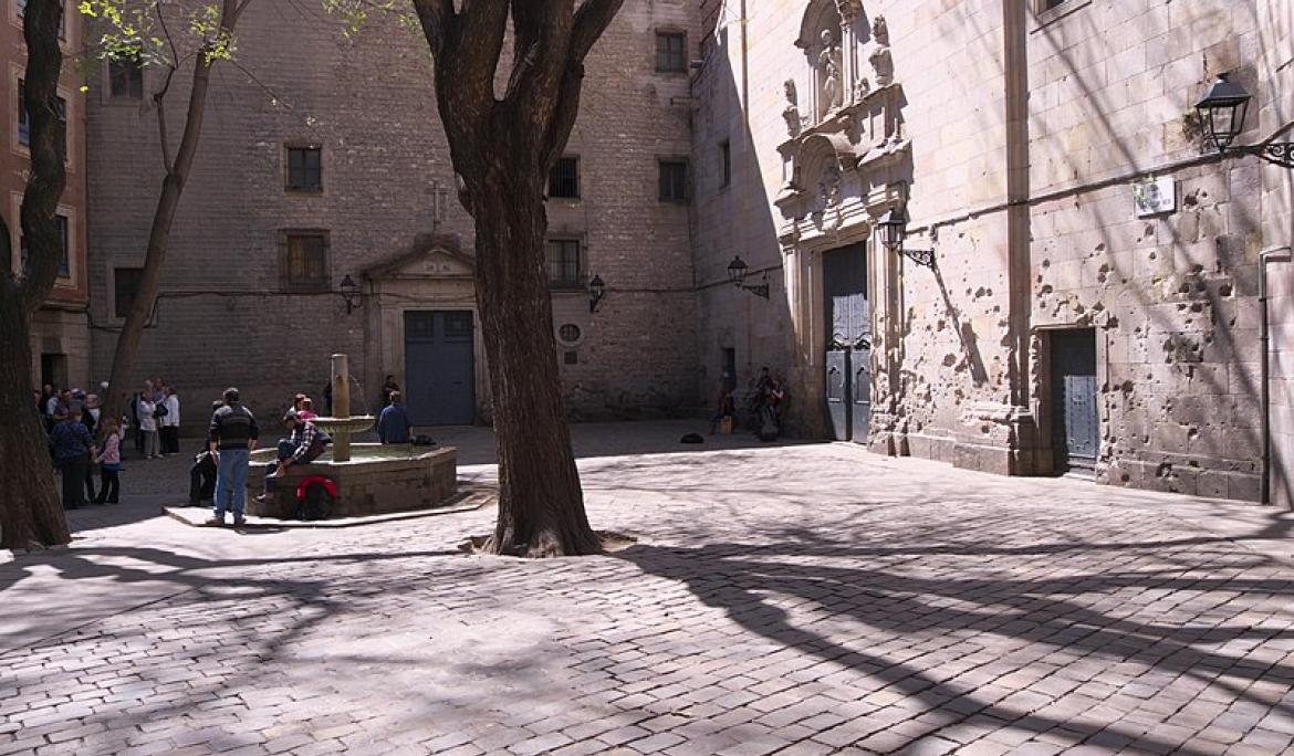 A la façana de l'església són visibles les destrosses provocades pel bombardeig del 1938 / José Luis Filpo Cabana, CC BY 3.0 , via Wikimedia Commons