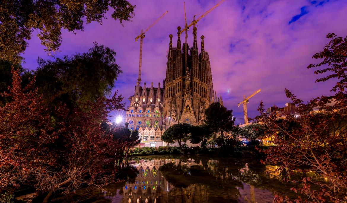 Después de 140 años, el templo de la Sagrada Familia, la obra maestra de Antoni Gaudí, aún continúa en construcción / Foto: Ken Cheung via Unsplash