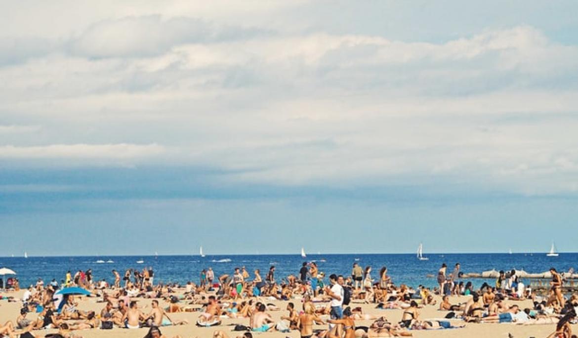 Residentes y turistas aprovechando el buen tiempo de Barcelona / Foto: Federico Giamperi via Unsplash