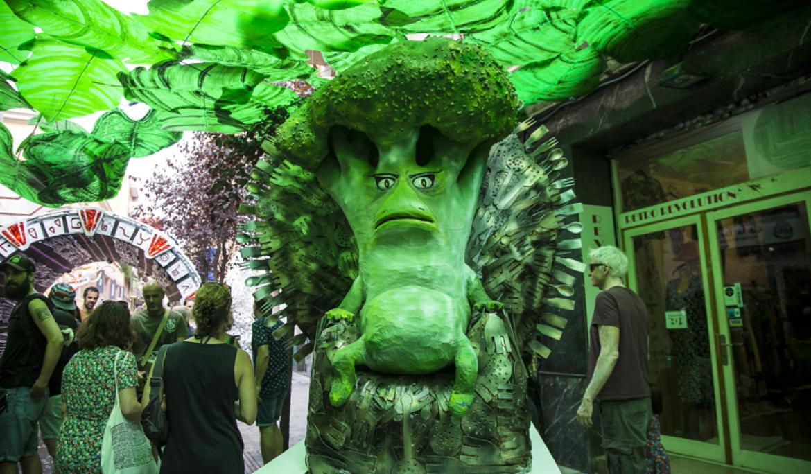 Decoration of Carrer de Verdi during one of the editions / Photo: Festa Major de Gràcia
