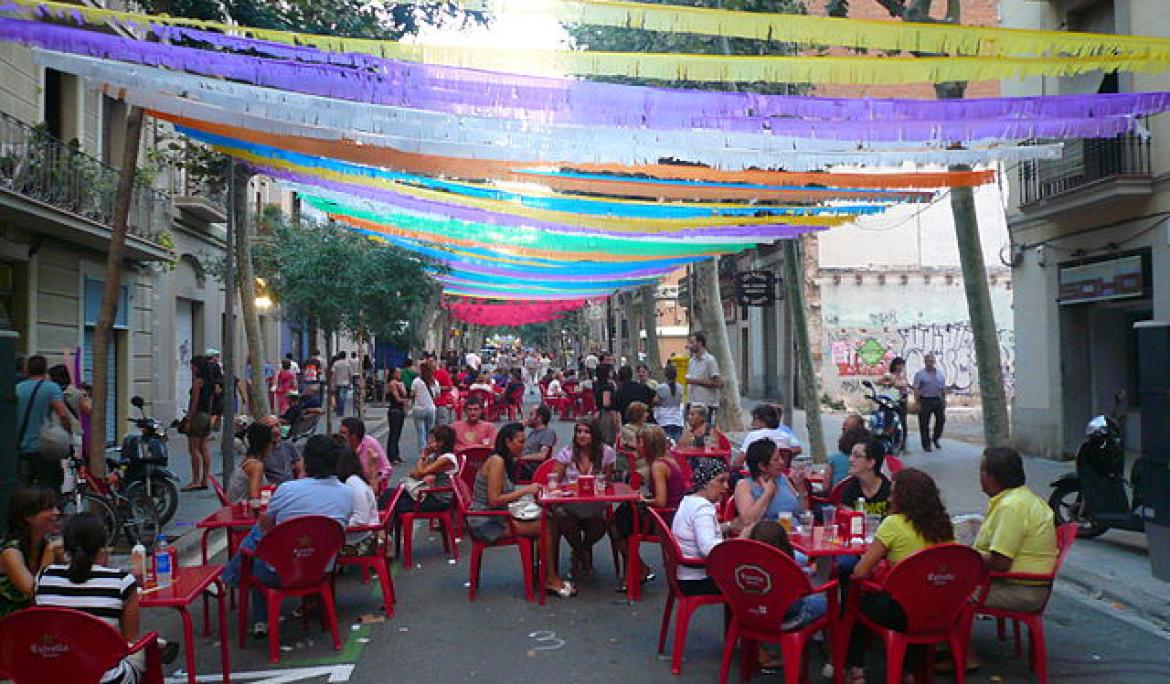 Celebration of the traditional popular lunch of the main festival at the Festes de Sants / Photo: Pere López via Wikicomms