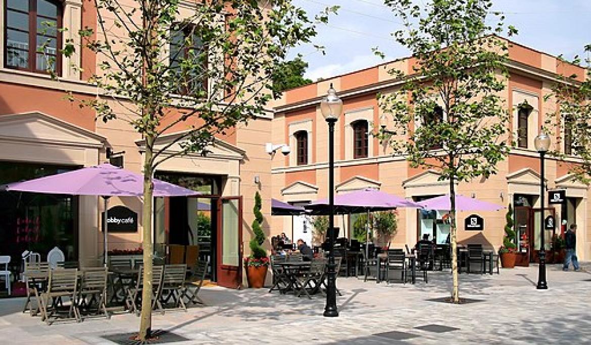 La Roca Village cuenta con una gran cantidad de terrazas exteriores para que puedas disfrutar de la experiencia al aire libre / Foto: Jorge Franganillo, CC BY 3.0, vía Wikimedia Commons