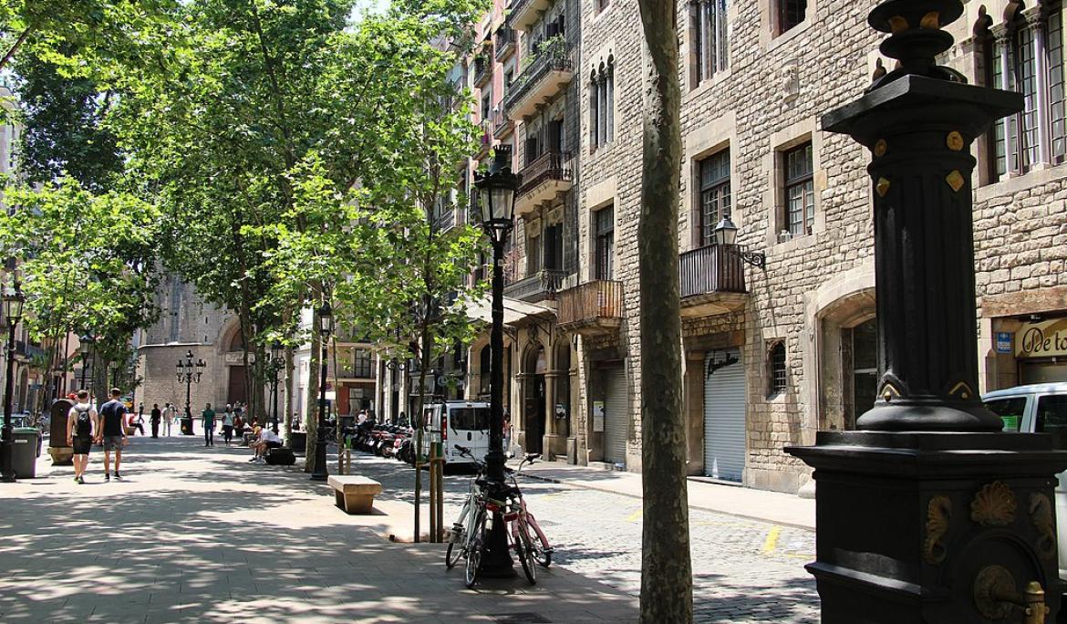 El Paseo del Born es una de las calles principales del barrio, donde destaca la gran oferta gastronómica y de compras que ofrece / Foto: Fred Romero, CC BY 2.0, via Wikimedia Commons