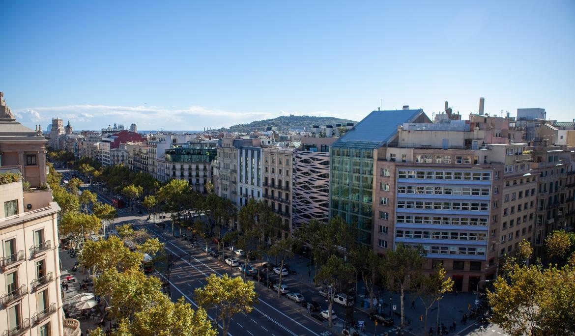 El Paseo de Gràcia solo tiene 9 metros menos que la avenida de los Campos Eliseos de París / Foto: Sung Shin via Unsplash