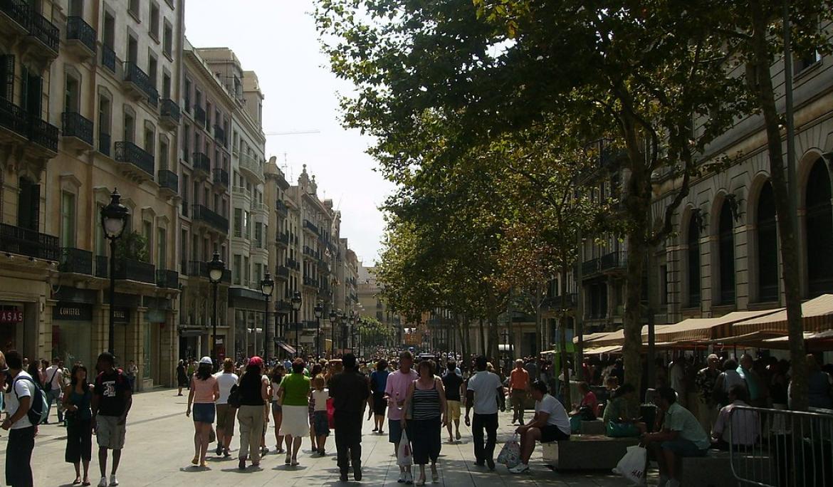 La avenida de Portal de l'Àngel cuenta con una gran variedad de tiendas / Foto: Puigalder, via Wikimedia Commons