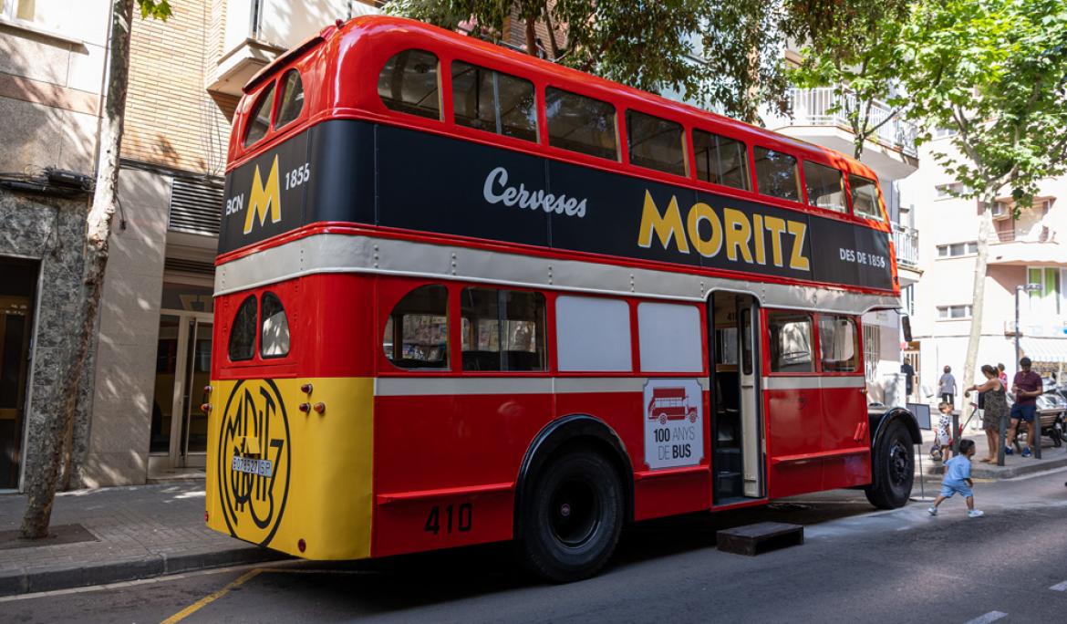 L’ACLO Regent III, un vehicle britànic de dos pisos que va circular per Barcelona entre 1949 i 1965, amb publicitat de Moritz / Foto: TMB