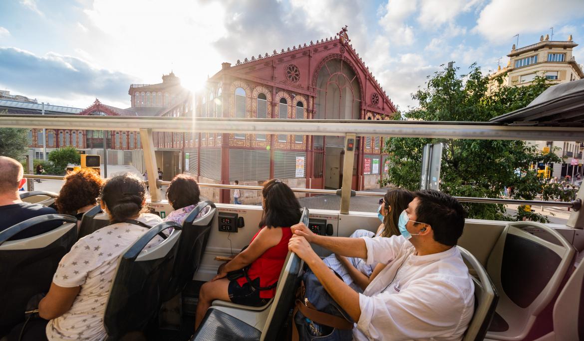 Vistes del mercat de Sant Antoni des del Barcelona Bus Turístic / Foto via Hola Barcelona