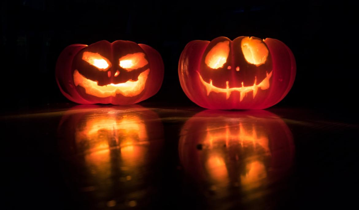 Una tradición típica de Halloween es decorar las calabazas / Foto: David Menidrey vía Unsplash