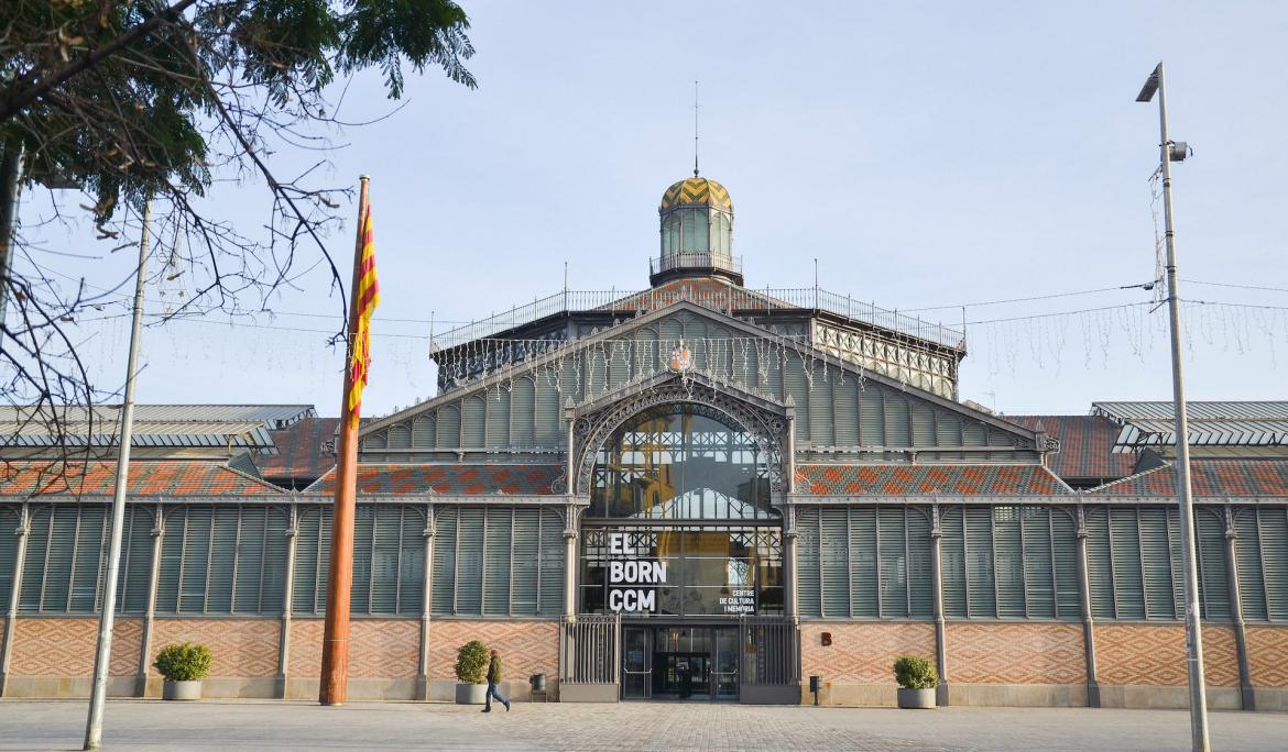 El antiguo mercado de El Born, actual El Born Centro Cultural es uno de los símbolos del barrio, que se puede visitar y conocer su historia / Foto: Sergi Dolcet Escrig vía Unsplash