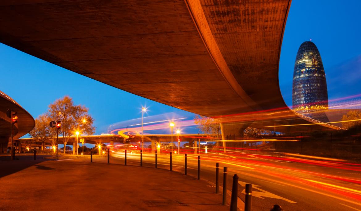 La Torre Glòries es un edificio emblemático del distrito 22@ y de Poblenou que te permite disfrutar de una vista panorámica 360º de la ciudad / Foto: Bearfotos vía Freepik