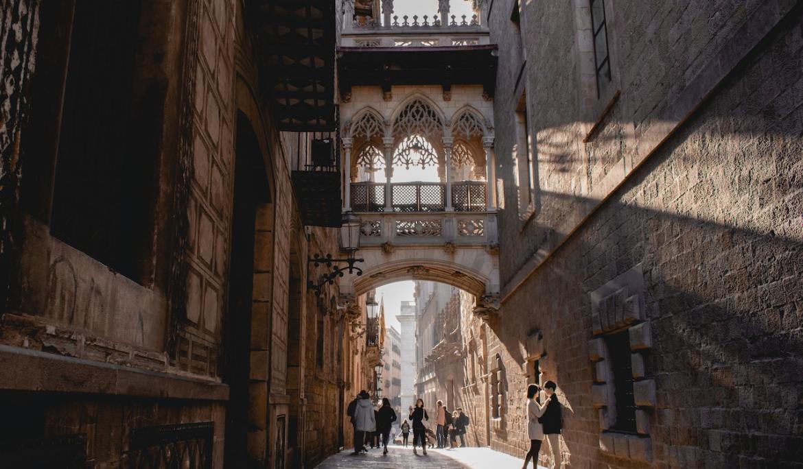 Carrer del Bisbe still has its medieval charm / Photo: Татьяна Шчебланова via Pexels