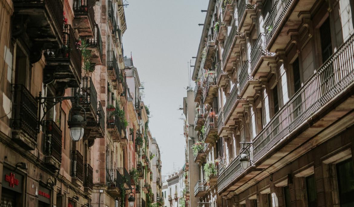 Get lost in the alleys of Barcelona and enjoy the peculiarities of the city / Photo Ronni Kurtz via Unsplash