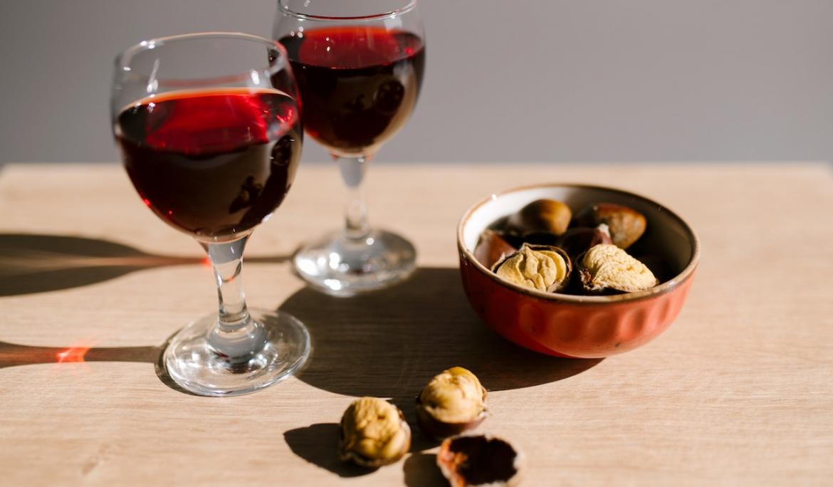 Les castanyes es poden consumir de diferents maneres i la beguda típica de la tardor és el moscatell / Foto Julia Volk via Pexels
