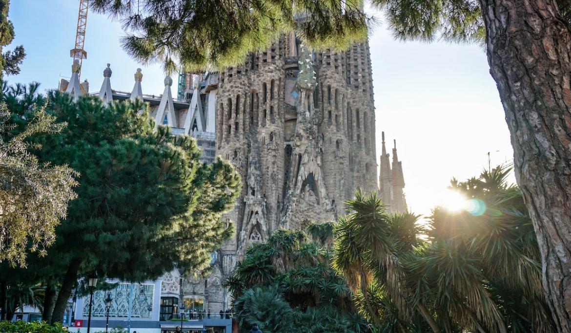 The Sagrada Familia is a monument that can be seen from different perspectives. Discover different alleys with a unique beauty / Photo: Olena Ukraine via Unsplash
