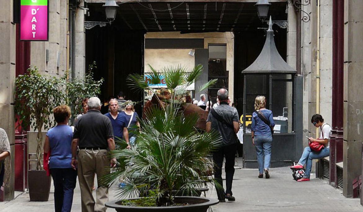 The dwellings and business spaces are the work of Magí Rius i Mulet / By Pere López, CC BY-SA 3.0, https://commons.wikimedia.org/w/index.php?curid=28572974