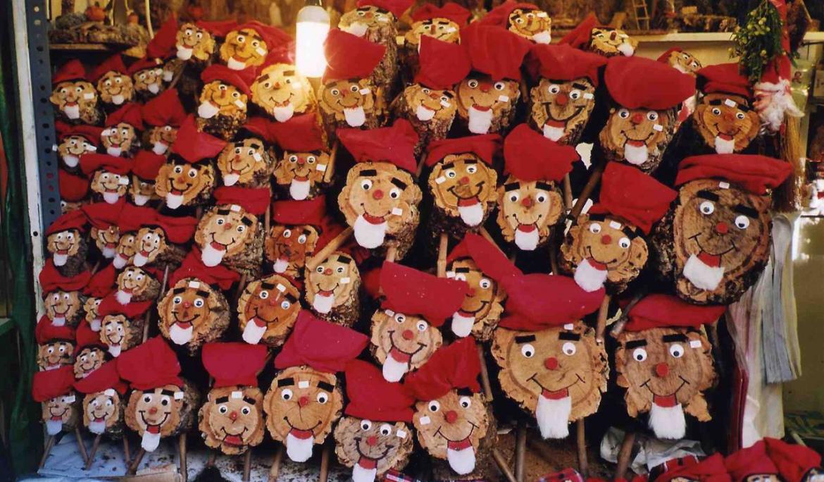 El Tió de Nadal és una figura essencial que pots trobar als mercats de Nadal / Foto: Jordi Roqué via http://www.flickr.com/photos/56153908@N00/76947490/