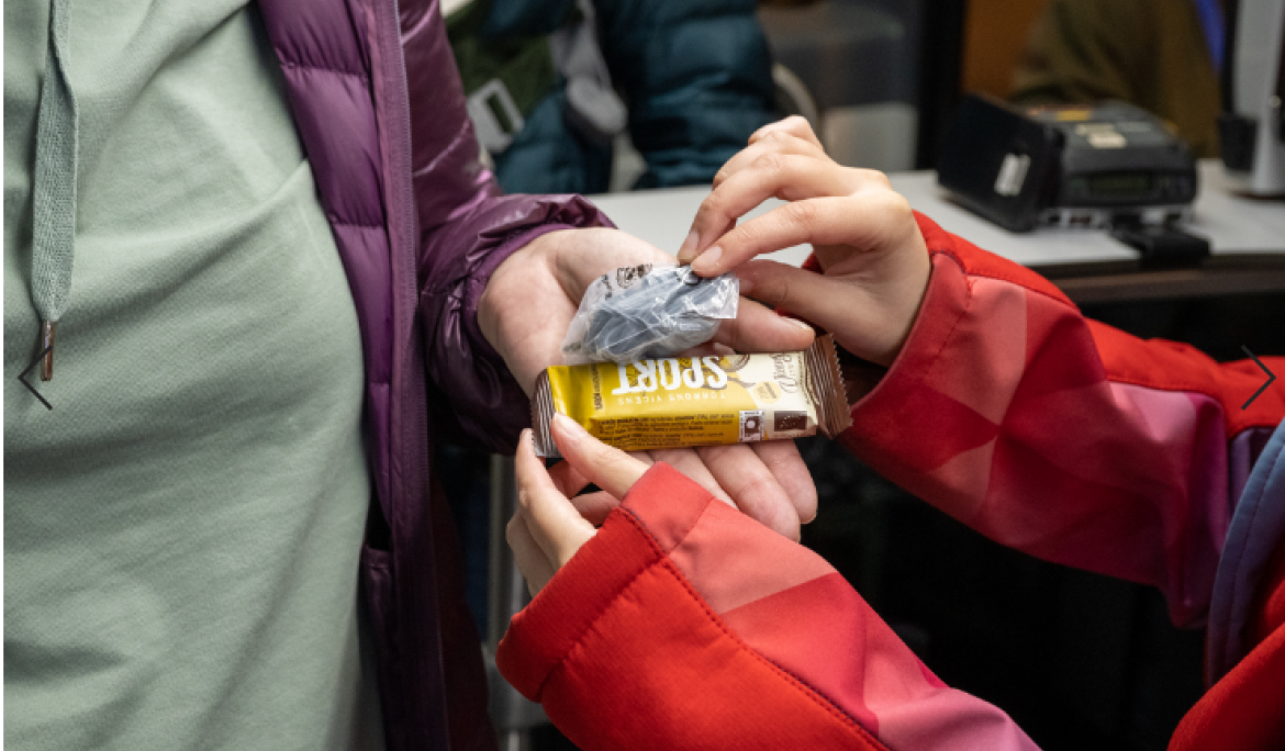 Una persona rebent una mostra de Torrons Vicens