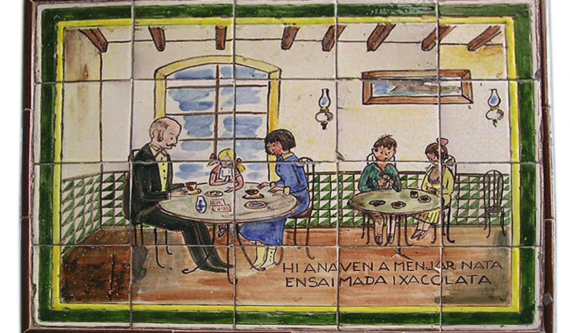 El mosaic de rajoles pintades que mostra l'interior d'una xocolateria del carrer Petritxol / Foto: Xisco via https://commons.wikimedia.org/w/index.php?curid=634648