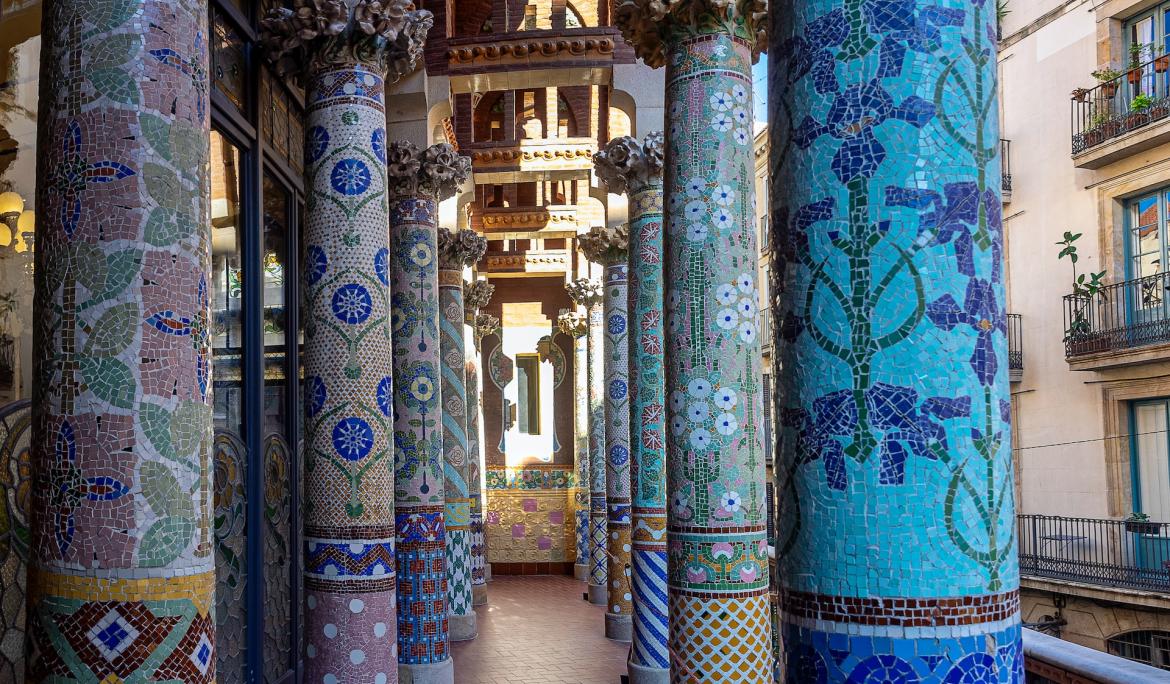 Les columnes del Palau de la Música mostren una decoració d'estil Modernista / Foto: Manuel Torres Garcia via Unsplash