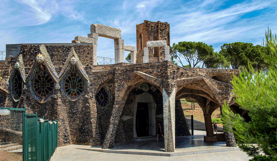 Els arcs i les coronacions triangulars són aspectes característics de l'arquitectura Modernista / Foto: Manuel Torres Garcia via Unsplash