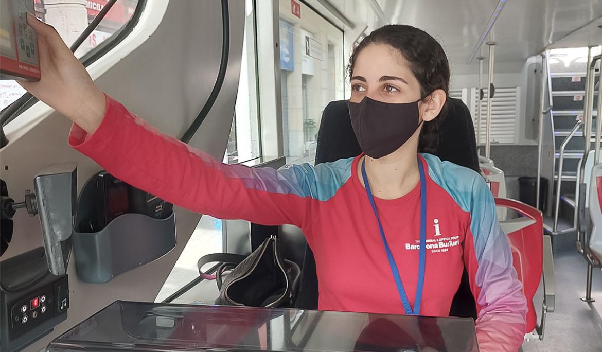 Una tasca de l'Andrea és atendre als visitants en tot allò que necessitin / Foto: Hola Barcelona