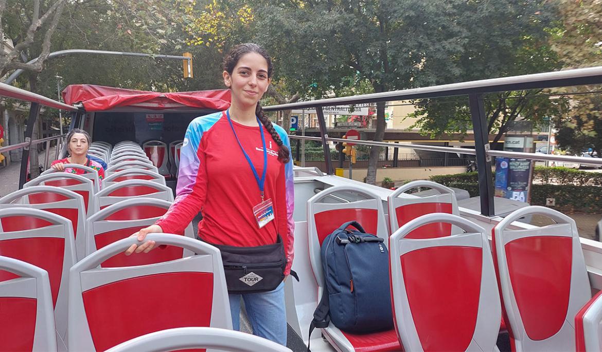 L'Andrea vetlla perquè tot estigui a punt abans de l'inici de la ruta / Foto: Hola Barcelona