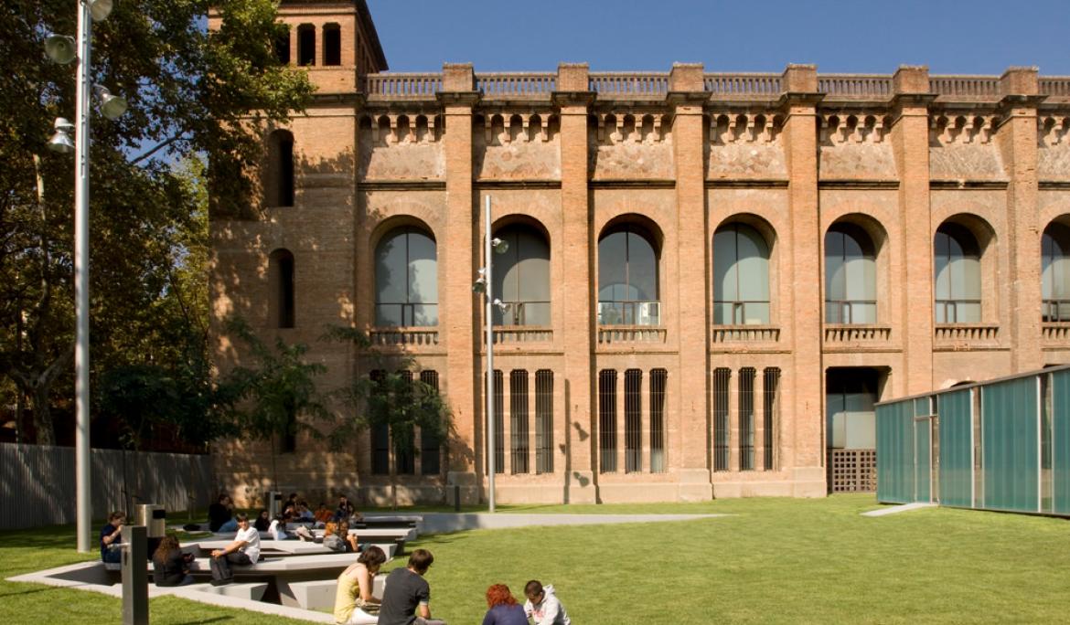 La fachada del Depósito de las Aguas muestra los arcos que se pueden apreciar desde dentro / Foto: Flickr user Universitat Pompeu Fabra - https://www.flickr.com/photos/universitatpompeufabra/6325117723, CC BY-SA 2.0 vía https://commons.wikimedia.org/w/index.ph