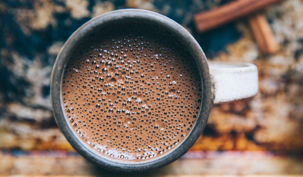 La millor opció quan baixen les temperatures és prendre una bona xocolata desfeta / Foto: Rachel Gorjestani via Unsplash