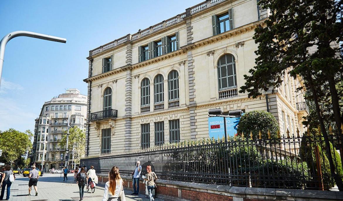 Haz una visita a las exposiciones del Palau Robert y acércate a la cultura de la ciudad / Foto: Barcelona Bus Turístico
