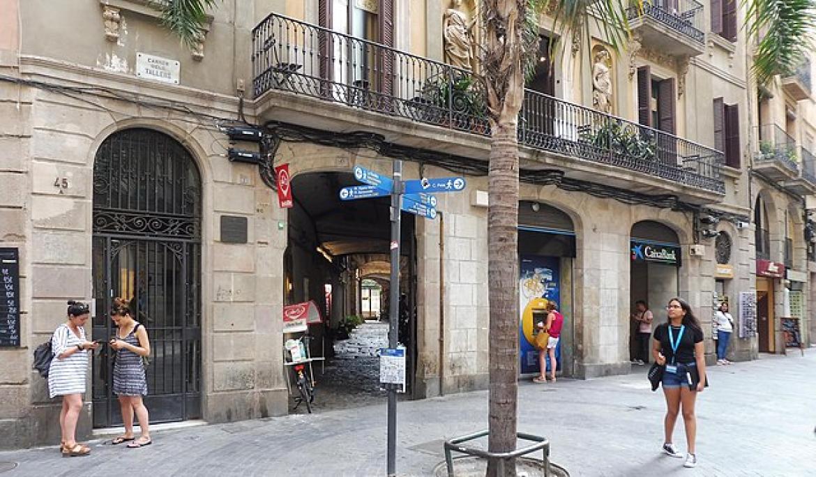 Da un paseo por la calle Tallers y conoce los orígenes y la historia de este / Foto: Xavier Badia vía WikiCommons
