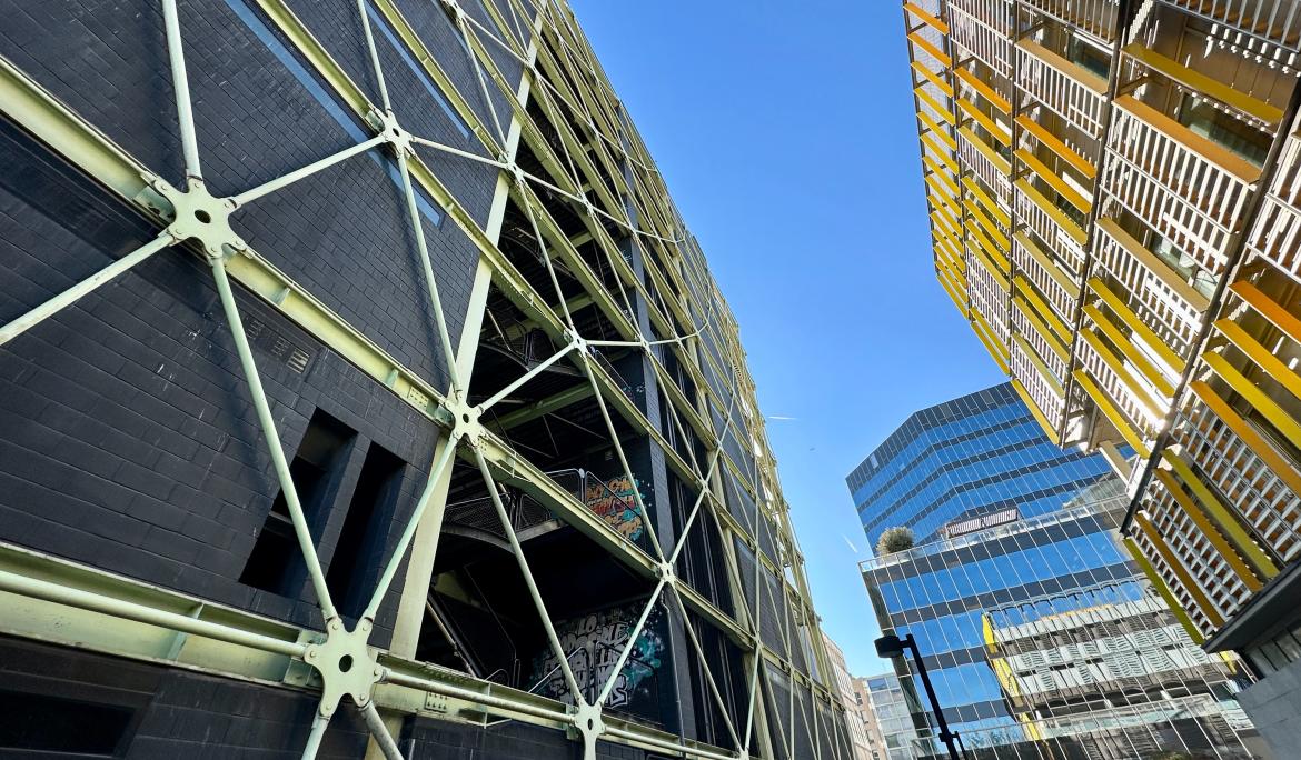 Disfruta de los nuevos edificios del área 22@ en el Poblenou / Foto: Maria Tejada vía Unsplash