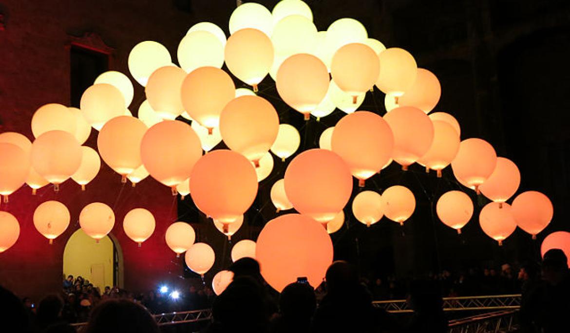 Light show at Plaça del Rei / Photo: Enric, CC BY-SA 3.0 , via Wikimedia Commons