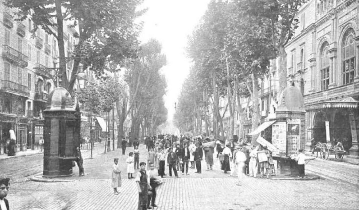 Da una vuelta por La Rambla y visita algunos de los quioscos más antiguos de la ciudad / Foto: WikiCommons