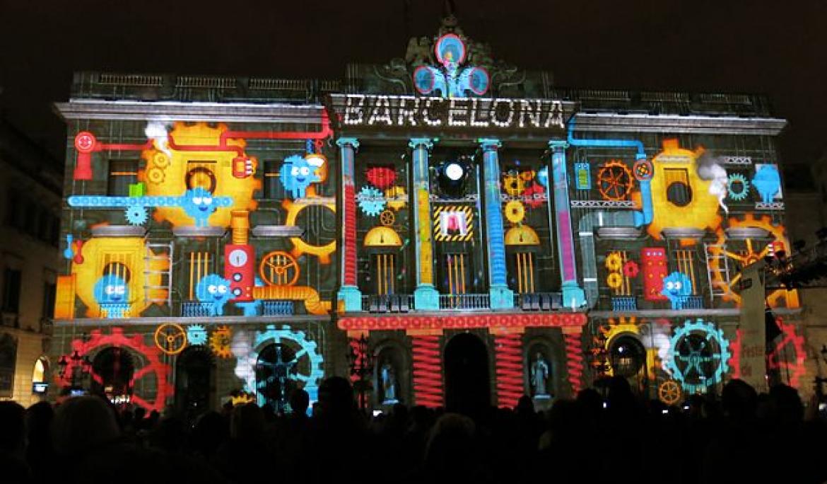 Enjoy the light show on the facade of the Barcelona City Hall / Photo: Enric, CC BY-SA 3.0 , via Wikimedia Commons