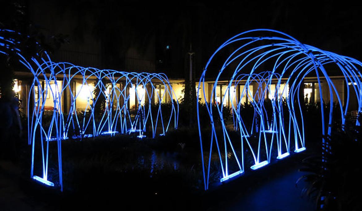 Light network in the garden of the Savassona Palace / Photo: Enric, CC BY-SA 3.0 , via Wikimedia Commons