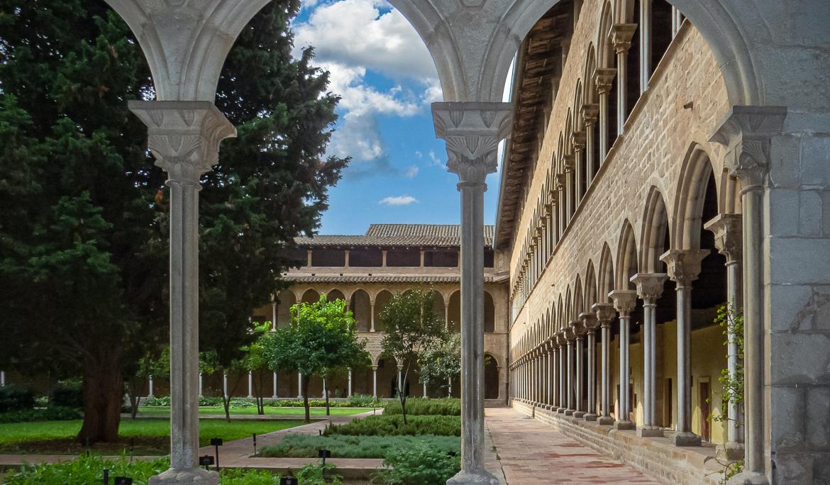 The cloister of the Monastery of Pedralbes, a place of tranquility / Photo: Manuel Torres via unsplash