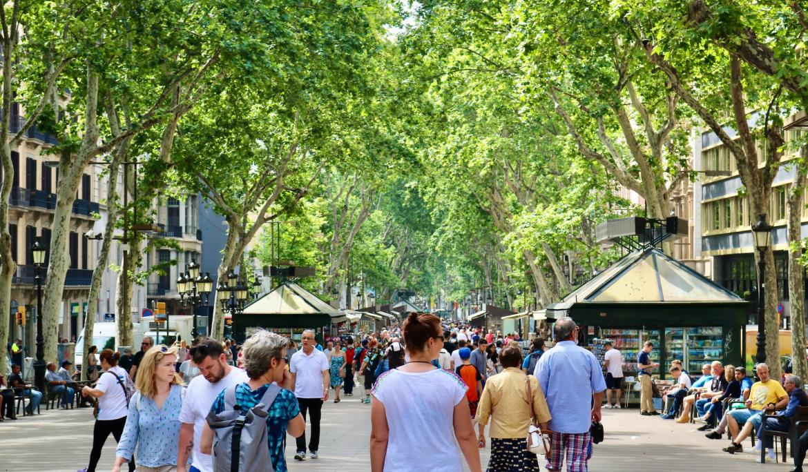 Recorre las Ramblas para ver todas las paradas de Sant Jordi/ Foto: Jorge Fernández Salas vía unsplash