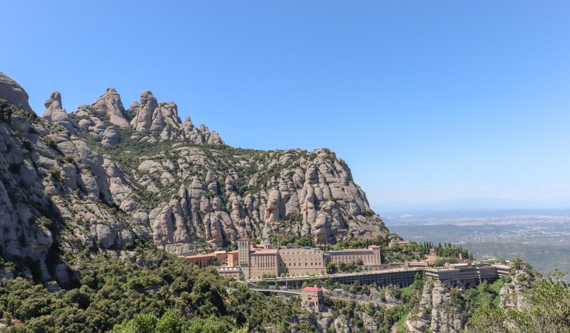 Discover the panoramic views from Montserrat! Photo: Rodrigo Curi via unsplash