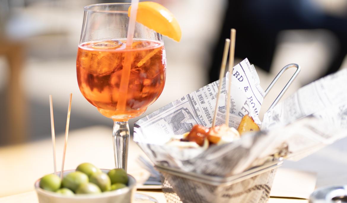 Aprofita el bon temps per sortir a prendre qualsevol cosa / Foto: Dennis Schmidt via Unsplash